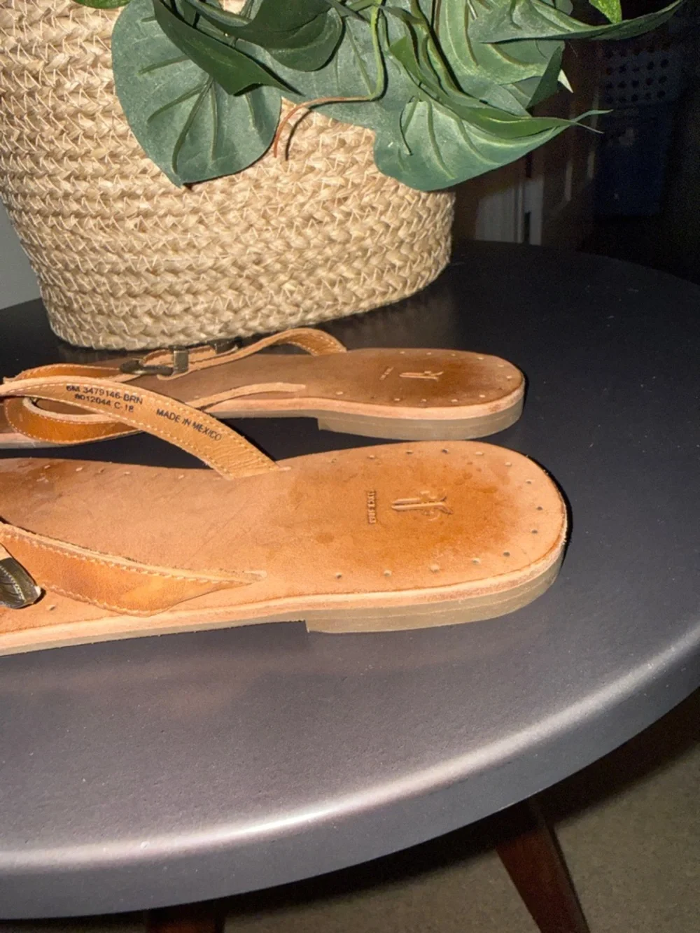 Frye Leather Buckle Thong Sandals in Tan Size 6 Made in Mexico - Picture 9 of 11